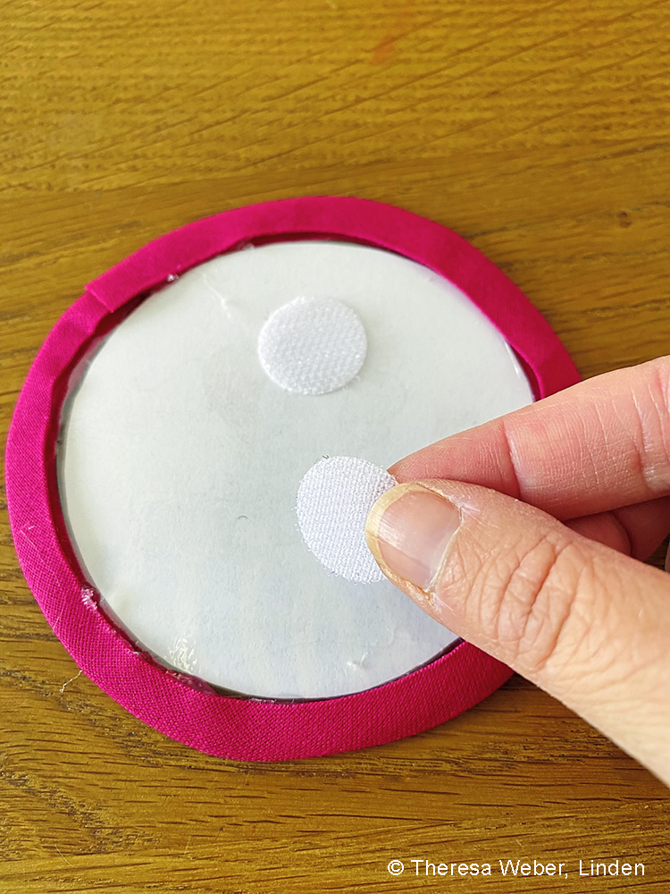 5. Klettpunkte auf die Rückseite kleben Klettpunkte auf die Rückseite kleben