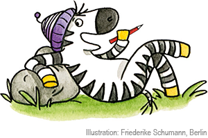 AH_2_65 Zebra Franz liegt im Gras und hält einen Stift.