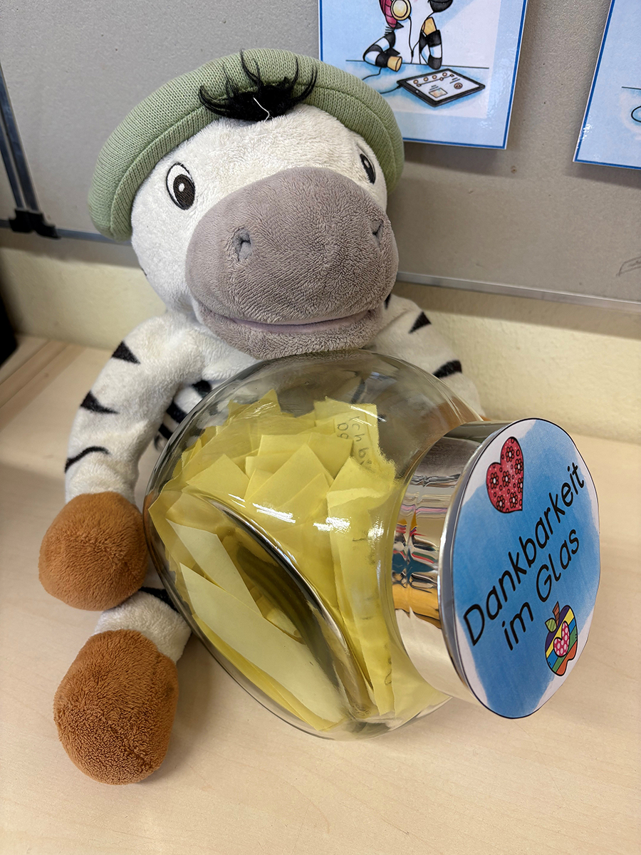 Franz Zebra mit einem Dankbarkeitsglas