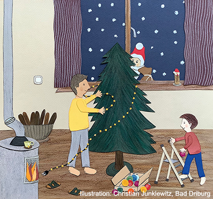 Vater und Sohn schmücken den Weihnachtsbaum in der Bildergeschichte Weihnachten für die Klassen 2 und 3 von Christian Junklewitz